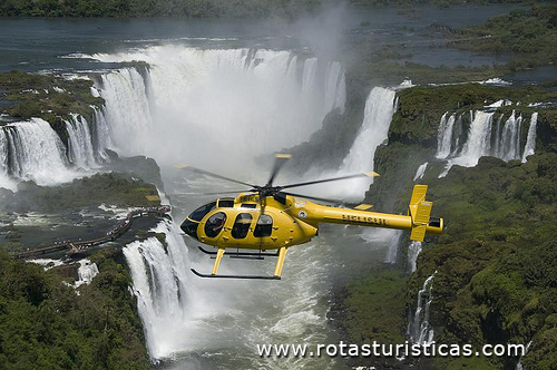 Helikoptervlucht in de watervallen (Foz do Iguaçu)
