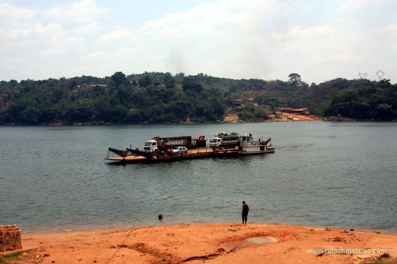 Traghetto che attraversa Belo Monte