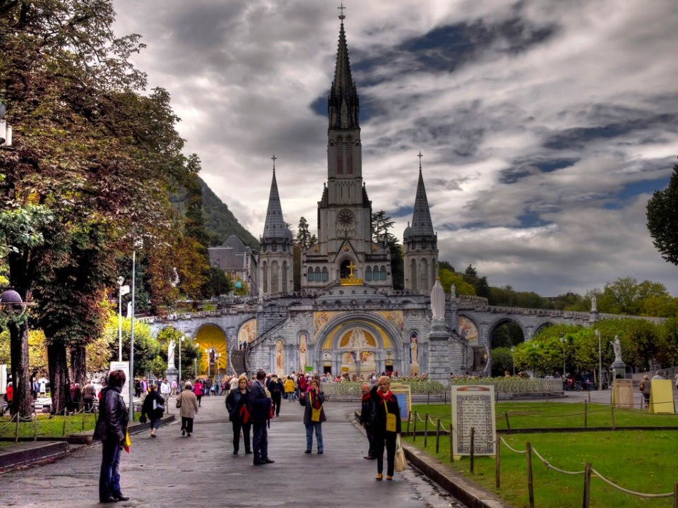 Santuario de Nuestra Señora de Lourdes, Lourdes, Francia - RUTAS TURISTICAS
