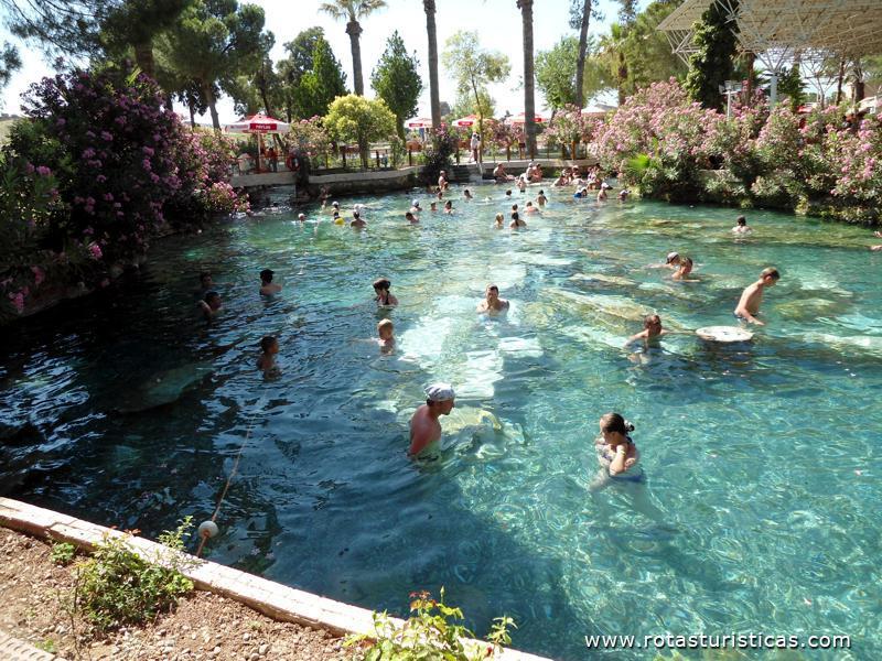 Zwembad van Cleopatra in Hierapolis (Pamukkale)